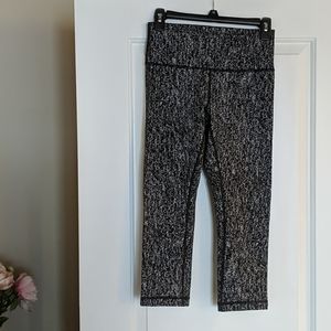 Lululemon Black & White Pattern Capri Length Leggings Size 6